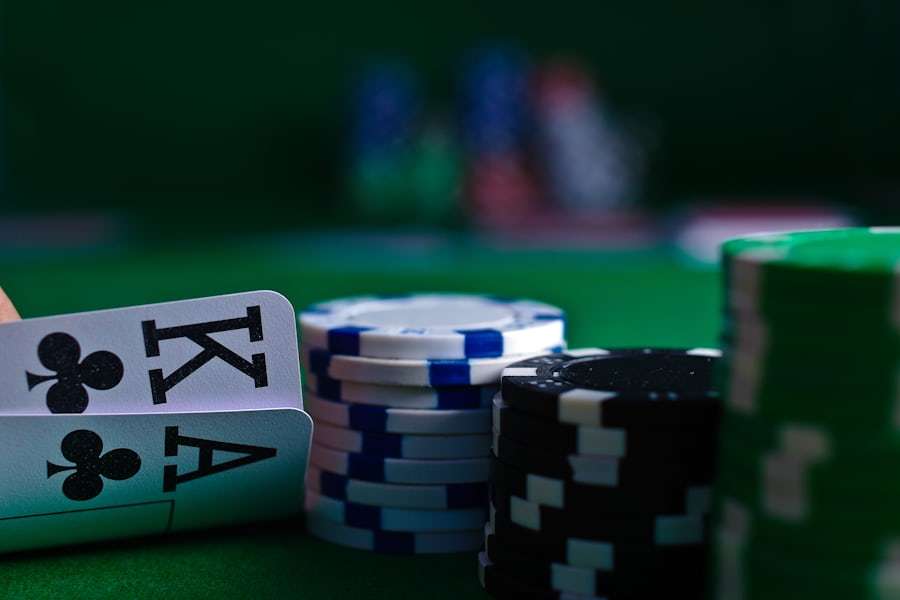 Kartu remi dan chip di atas meja sebagai ilustrasi kategori poker online
