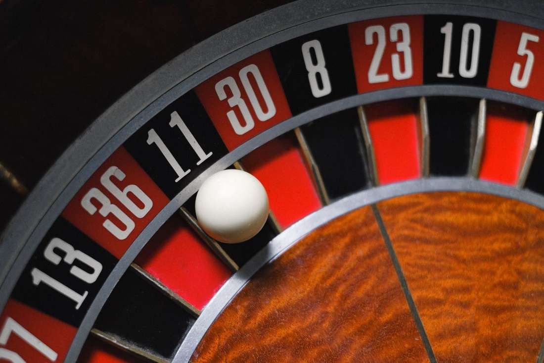 Roda roulette dengan bola putih sebagai ilustrasi kategori live casino