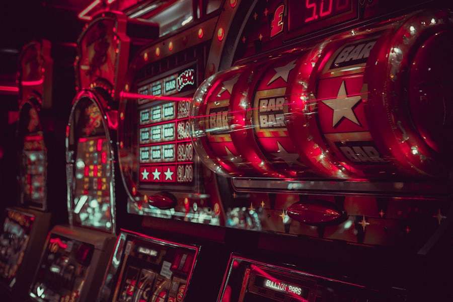 Layar mesin slot menampilkan simbol buah sebagai ilustrasi kategori slot online